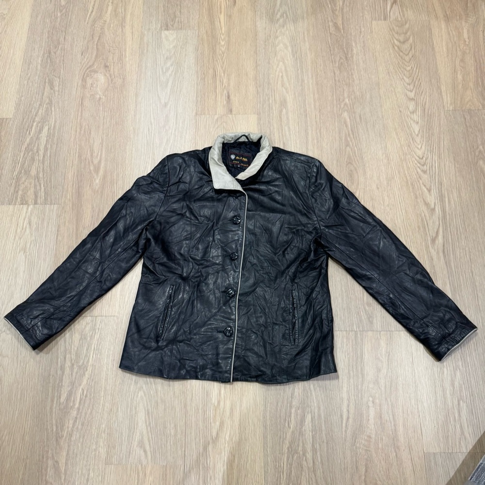 Alji piel Women's Black Leather Button-Front Jacket with Cream Contrast Collar